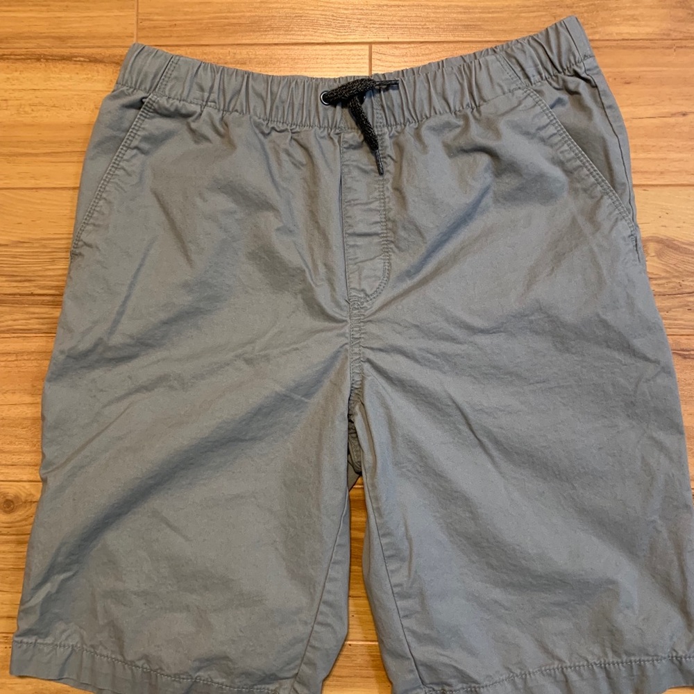 Old Navy grey shorts with elastic waist. Y 14-16